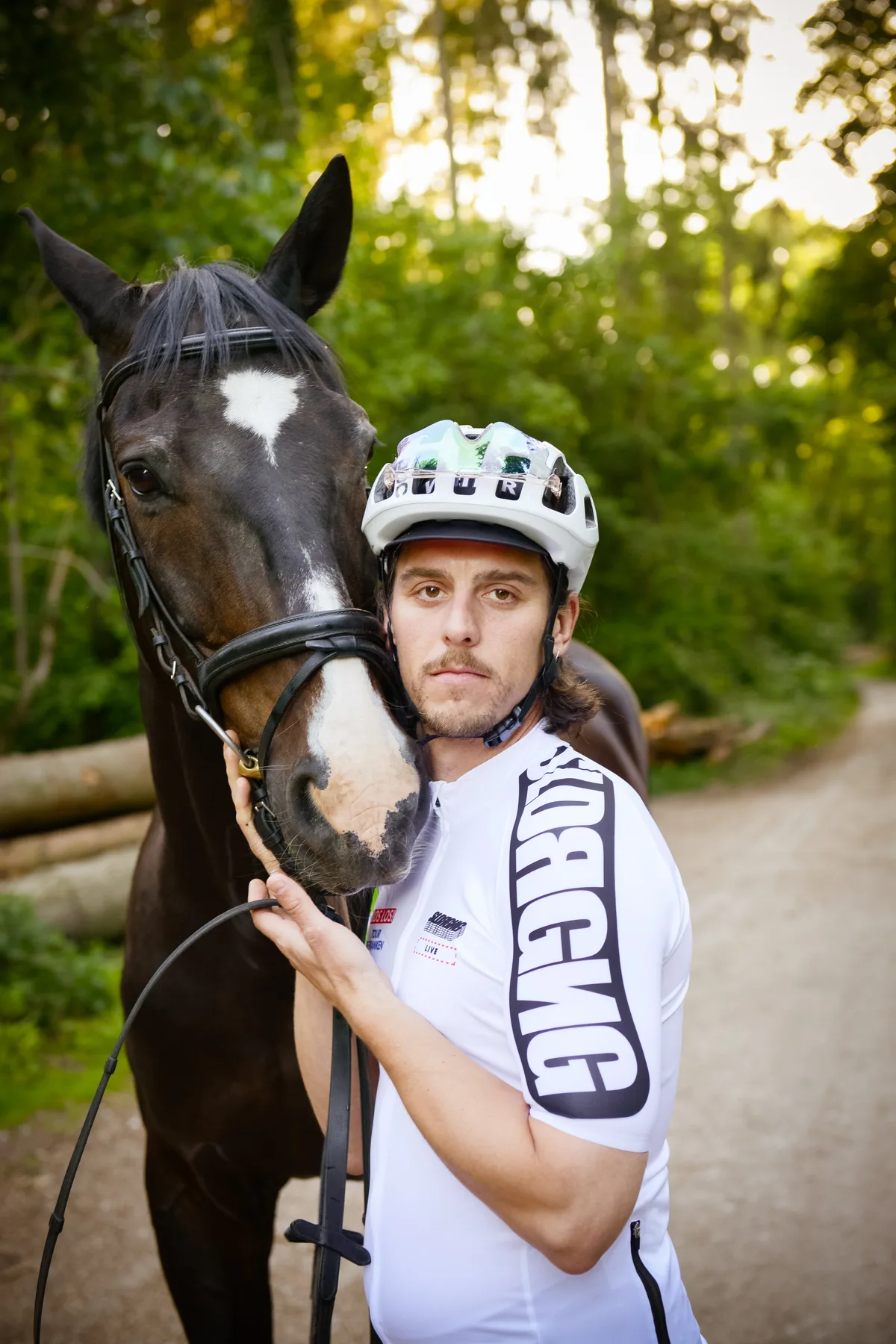 Mann mit Radklamotten und Pferd im Stadtwald Fürth