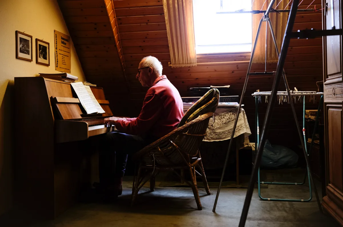 Portrait eines älteren Mannes am Klavier zu Hause